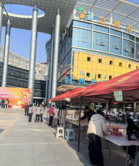 �μ��˸�����Ԫ����԰�ᣬд��ë�ʸ��֣������̻�ŤŤ��