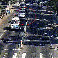 ̨��һ����ͻȻ��ײ������˾��ʹ�ڣ���ͷ��İ���绰��