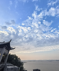 Ϧ�����£��������ں��棬�𲨵���������ʤ��