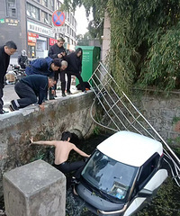 С������׹�ӣ�19��˧��С������һԾ�¾ȱ�����