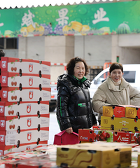 ����ũ�۳�ÿ����5���ˣ�ˮ��������800��