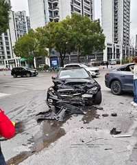 ���ܺúù�����̨��һ���۳�ͷ��ײ���ˣ��Ȼ���Ҳ����