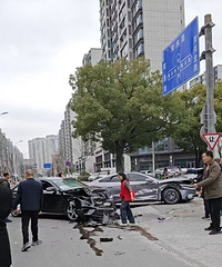 ���ܺúù�����̨��һ���۳�ͷ��ײ���ˣ��Ȼ���Ҳ����