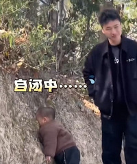 С������ɽ�󱧱���һ����ڣ�������ȥ��ɽ��