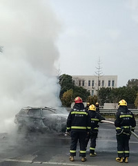 ̨��һ�����ճ��˿ǣ�������ʲô����