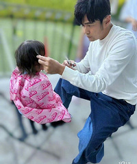 �ܽ�����̧ͷ��Ů������