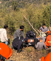 ���գ�һ�������ͷ羰ʱ������ˤ��ɽ�¡���