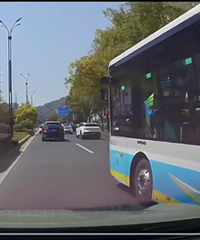 ���������Ϳ�������𳵣���һײ��˭���Σ�