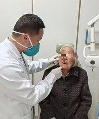 ���۾�����0.5���ף�̨��90�갢�ź�ʹ�࣬��Ů���ˡ���