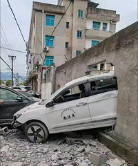 ��J�ֻ��ˣ�̨��һѧԱ����ʱ����ǽ��������