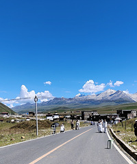 亚拉雪山在青绕神山侧后方,看上去就像是连在一起似的