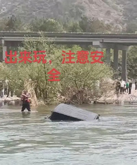 ̨��һ����Ϫ�����գ�2��Ů��ʿ����������