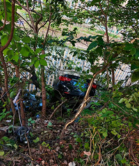 ̨��һ��������У�������ɫSUV�³���ǹ��