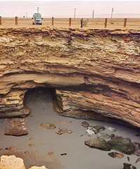 ħ������һ���ܴ�Ŀ����Ŵ����󣬺�ˮӿ������