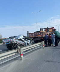 ̨������С���ֳ�ͷ��ײ����