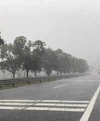 �ո�̨�ݵ����ж�󣬺ö೵����ͣ���ҿ���