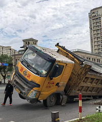 ����ѹ����·�ϵľ��ǣ�