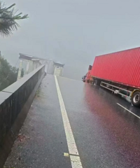 ͻ��������һ�߼ܴ��ſ��������г���׹��