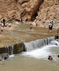 �е����Ӻ�ˮ��������������ǳǳ������ʯ