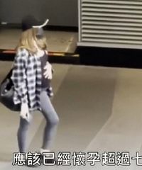 许玮甯挺孕肚出街