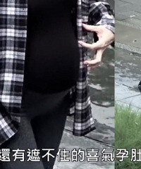 许玮甯挺孕肚出街