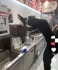 ��ѩ����Ա���ýŹر�ֱ��ˮ���أ��ֳ������ع⣡�ͷ���Ӧ