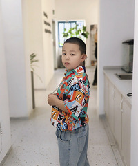 拍写真,娃说这里这么穷的吗?裤子都这么破了