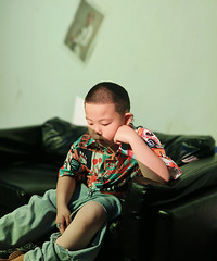 拍写真,娃说这里这么穷的吗?裤子都这么破了