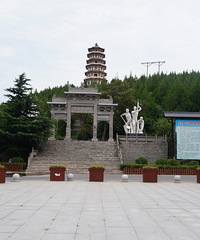 ��˵�е��л���һ�ž�У��������׳������ɽ����