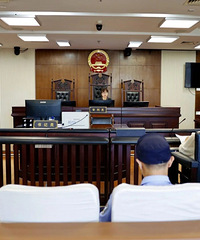 ̨��Ů���賿��2ֻ����21¥����ˤ��