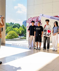 ��ã�160λ��ͬѧ����������ȫ���ƴ�ѧӭ��