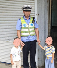 ���գ��·�̨�ݽ�ͷ��5������ܵܺᴩ��·����ʱ......