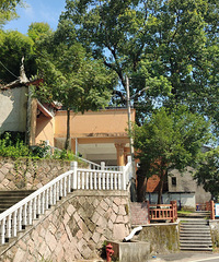 �����ɲ�ؾ����������ˡ����ٺ��ؽ���Ѵ�Ž�������ѩ�����м�