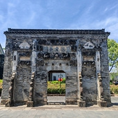 ��һ�˺�ɫ֮��