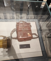 ��һ�˺�ɫ֮��