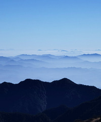 ���ڴ����ģ��ڻƸ�ɽ�ۣ�ײ���ƺ���ӿ�����ս�ɽ������