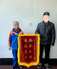 �ڳ���Ź㳡��һö����Ԫ�Ľ�ָ����ѡ���ˡ���