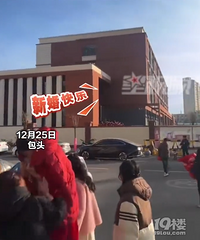 ����·��ѧУ�����Ǹ�ǽ�ߺ���ף��