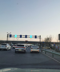 ����·��һ��ɽ�������ڸ��˸���į