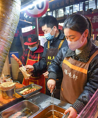 ���޵�С��̯���볬100�������򳵣�ÿ��ը500������