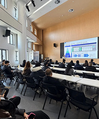 ʩ���ڼ���̨���к�ҳ�������Ч��ͼ�ع⣬������̩�Ǹ��ĺ����