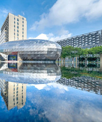 ������Χǽ����̨������������һ�Ŵ�ֺ��Ķε�����԰�������ˣ�