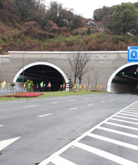 ���գ�ͨ������������һ�����ƽ�ͨ����