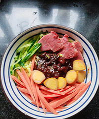 ���˰���ˮ�棬����һ���ӽ���������