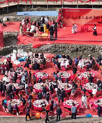 �𱬿�ϯ��̨��һ���Ӿٰ���磬��2000�˸���