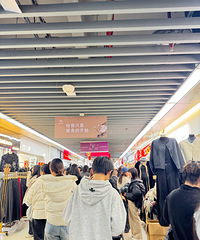 ����Ʒ�̳ǵ��˳����࣬¥��ͣ����Ҫת���Сʱ���ܳ���