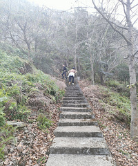 �⿴���������۵�Сɽ����Ȼ��һ����������ɽ·��