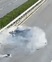 ������һС�γ�ͻ����̥�������˿ͱ�˦�����⣬����һ�ߣ�