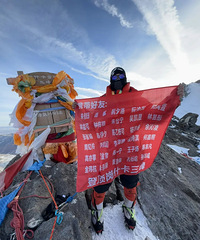 ̨��15�����꣬����ͬѧ���֣�����һ�˵Ƕ�ѩɽ