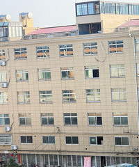 ����Ҹ�·��ߵ�¥